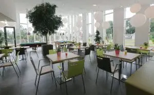 Het wijkcentrum
op de eerste verdieping is een open woonkamer
voor de voorbijgangers