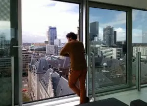 Vanaf de 12e verdieping heb je uitzicht maar ook nog contact met de straat. 