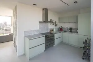 Keuken grenst aan eethoek en terras