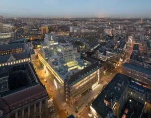 Het Timmerhuis van OMA is gebouwd binnen de L-vorm van het oude Stadstimmerhuis. Zicht vanaf het WTC.