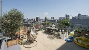 Terras van 45 m2 biedt redelijke privacy en uitzicht op o.a. Markthal en Laurenskerk