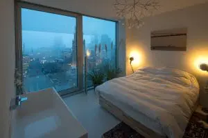 Bed en bad in een kamer