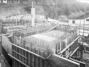 Beeld van de bouw van de zand- en zoutbunkers in de Oude Haven, tijdens de oorlogsjaren. 