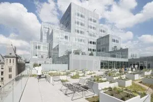 Gemeenschappelijk dakterras aan de zuidkant van de zuidtoren, dat bewoners en gemeenteambtenaren delen