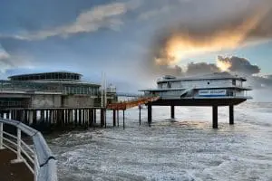 stalen eiland pier scheveningen wordt op 25 augustus weggesleept en gedemonteerd