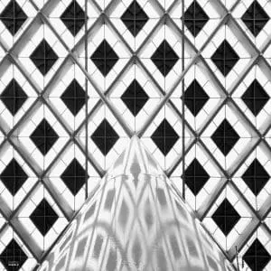 Dak van het gerenoveerde staion Den Haag CS, gekenmerkt door de wybertjes-structuur, ruitvormige elementen in een glazen dak