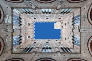 De camera omhoog richten leidt tot een abstract beeld van de Torre del Mangia in Siena