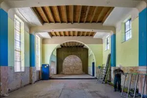 Man aan het werk bij de verbouwing van een voormalig klooster