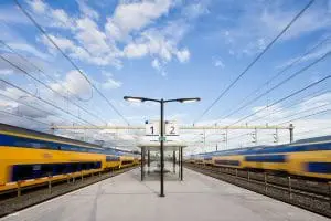 Treinen razen langs het perron van het nieuwe station Vaartsche Rijn