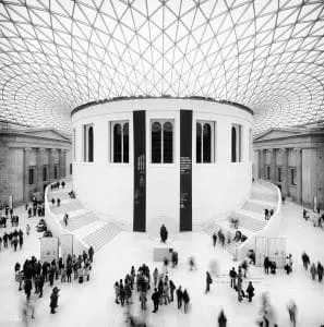 Mensen in de hal van het British Museum in Londen