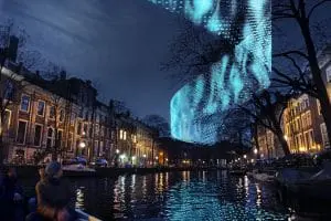 Lightwall, een
grof weefsel van textiel dat oplicht door de wind,
is op het Amsterdam Light Festival 2016 te zien
