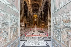 Deuren fungeren als leading lines naar het interieur van de kathedraal van Siena