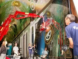 Aanbrengen van de spiegels met afbeeldingen en teksten.