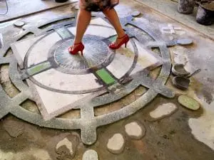 Ingelegde kunstwerken in de terrazzovloer.