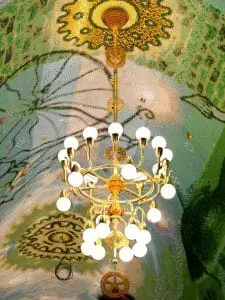 De kroonluchters zij gemaakt van vergulde fietsonderdelen.