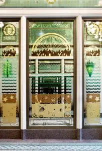 Een spiegel in de zelfde kozijnen als de tegenover gelegen etalage.