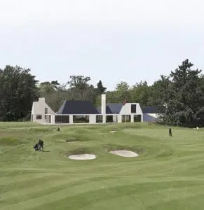 Hilversumsche Golf Club, hole 18 , 100 meter voor de green met clubhuis. FOTO KOEN SUYK
