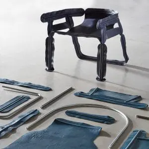 Glissade, een cartooneske stoel van
Christian Heikoop met een frame waarbij leren
zitelementen over tentstokken zijn getrokken