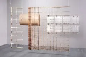 Onder de naam Transitions wordt alledaags
plaatmateriaal ge-upcycled tot een hoogwaardig
pronkstuk. David Derksen kiest ragfijn houtfineer
als bouwmateriaal voor akoestische schermen