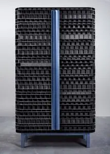 Klaas Kuiken gebruikt de isolerende kartonnen
constructie die meestal in deuren zit verstopt
als decoratief materiaal aan de buitenkant van
een kast.