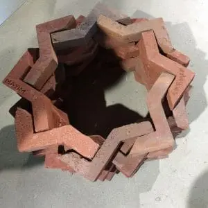 Bricks of the Future.
Studenten van de Academie van Bouwkunst in
Amsterdam hebben zich gebogen over nieuwe
toepassingen van de aloude baksteen. Door
stenen hol of dunner te maken kunnen ze met
minder energie worden vervaardigd