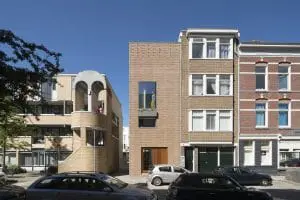 1. Gouvernestraat 93 in het Oude Westen in Rotterdam, een nieuw woonhuis op een lege plek tussen bestaande bebouwing. 