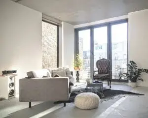 13. Living op de tweede verdieping. Het venster is zo gemaakt dat de ruimte in tweeën gedeeld kan worden. 