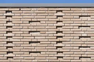 4. Als kroonlijst zijn bovenaan de gevel stenen verdiept gemetseld. 