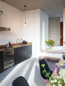 8. Eetkeuken en entreehal. Onder de hal is een bergruimte gemaakt met luiken.