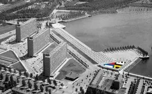 Boulevard langs noordoever Sloterplas vlak na de aanleg, met jonge iepen, linksboven Café de Oostoever, rechtsonder locatie nieuw paviljoen