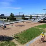 De spoorbrug met verdiepte en