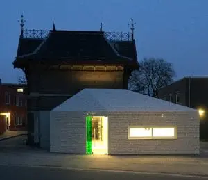 Links van de deur zijn toiletten, rechts de keuken en uitgifte. Via een dakraam valt licht op de oude gevel.