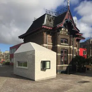 kiosk met uitgifte, naast brasserie 't Proeflokaal in het voormalige regulateurshuis van de Gasfabriek