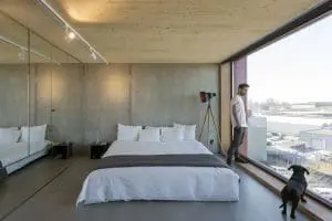 Loft van Marc Koehler in blok 1 in
Houthavens, met de keuken op de verdieping,
en daaraan de eethoek op de vloer die in de
vide is opgehangen