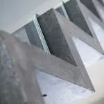 Slanke trap van glas en beton kantoor ABT