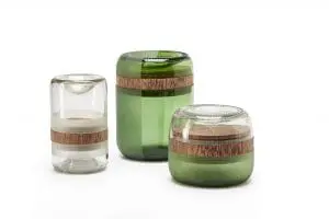 Het No Waste Bottle-Up project in Zanzibar bestaat uit upcycling glasproducten als kandelaars, verlichting, kruidenpotjes en waterkoelers.