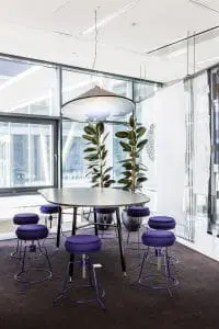Ruimte Plain heeft een
ontspannende sfeer met natuurlijk licht van
de Blue Sky Lamp van Chris Kabel; Moonraker
krukjes van Design Team Enrichers; Transpose
Coulisse van Aliki van der Kruijs & Roos Gomperts
voor Enrichers kunnen de ruimte afschermen
• Foto Bart Brussee