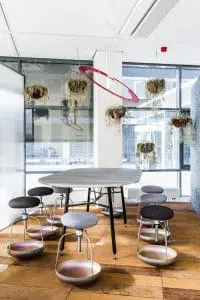 Ruimte Spicey
heeft subtiele activering met een dynamische
lichtsterkte, Buoy stoelen en een UV tafel,
ontwerp Luuk van den Broek voor Enrichers.
Mirabilia behang, ontwerp Alissa+Nienke
• Foto Mark Kuipers.