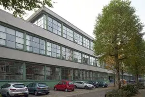 De nieuwbouw bevindt zich op het middenterrein van de bestaande monumentale school