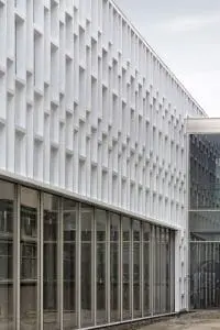 Bij het open studielandschap is de onderste drie meter uitgevoerd in glas. Daarboven hangt de composiet gevel