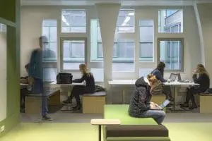 Bij de lokalen zijn de composiet elementen deels dicht uitgevoerd, zodat een borstwering ontstaat