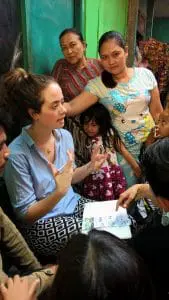 Nadia Remmerwaal interviewt bewoners in een kampung in Bandung Indonesië
