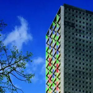 Westpoint, Tilburg.
Gekleurde vlakken op betonstroken in de gevel
van de hoogste woontoren van de stad zorgen bij
daglicht voor een bijzonder beeld. In het donker
verandert dat beeld weer doordat er licht op die
gekleurde vlakken wordt geprojecteerd • Foto’s
Norbert van Onna
