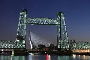 De Hef in Rotterdam
is gerestaureerd en heeft een nieuwe aanlichting
gekregen, lichtontwerp ipv Delft