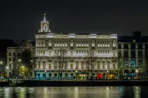 Bij het
Wereldmuseum in Rotterdam worden bepaalde
onderdelen van de gevel zeer precies aangelicht
in verschillende tinten wit. Foto Marc van der Stelt.