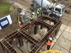 Eind 2016: een prototype van het betonskelet
is getest, gestort en gerealiseerd met de eerste
Nederlandse CNC gefreesde betonbekisting op
het Green Village testterrein in Delft • Foto Bureaubakker