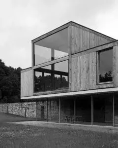 Boven de eetkamer
met panoramavenster ligt een slaapkamer van
6 x 6 x 6 m.
