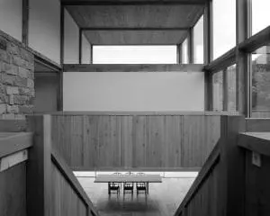 Doorzicht in de vide met onder
aan de trap de eetkamer en erboven de grote
slaapkamer