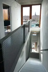 Doorzicht vanaf de tweede verdieping naar het dakterras en via twee trappen naar de straat. Foto Jacqueline Knudsen.