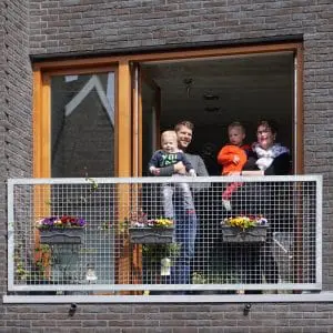 Corné van de Kraats met vrouw en zonen op het balkon aan de straat. Foto Jacqueline Knudsen.